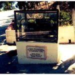 Een stukje gratis geschiedenis op straat. Dit blijkt de eerste generator op Karpathos te zijn geweest, deze zorgde voor stroom vanaf 1944