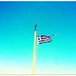 Zie ze wapperen, de (gehavende) Griekse vlag